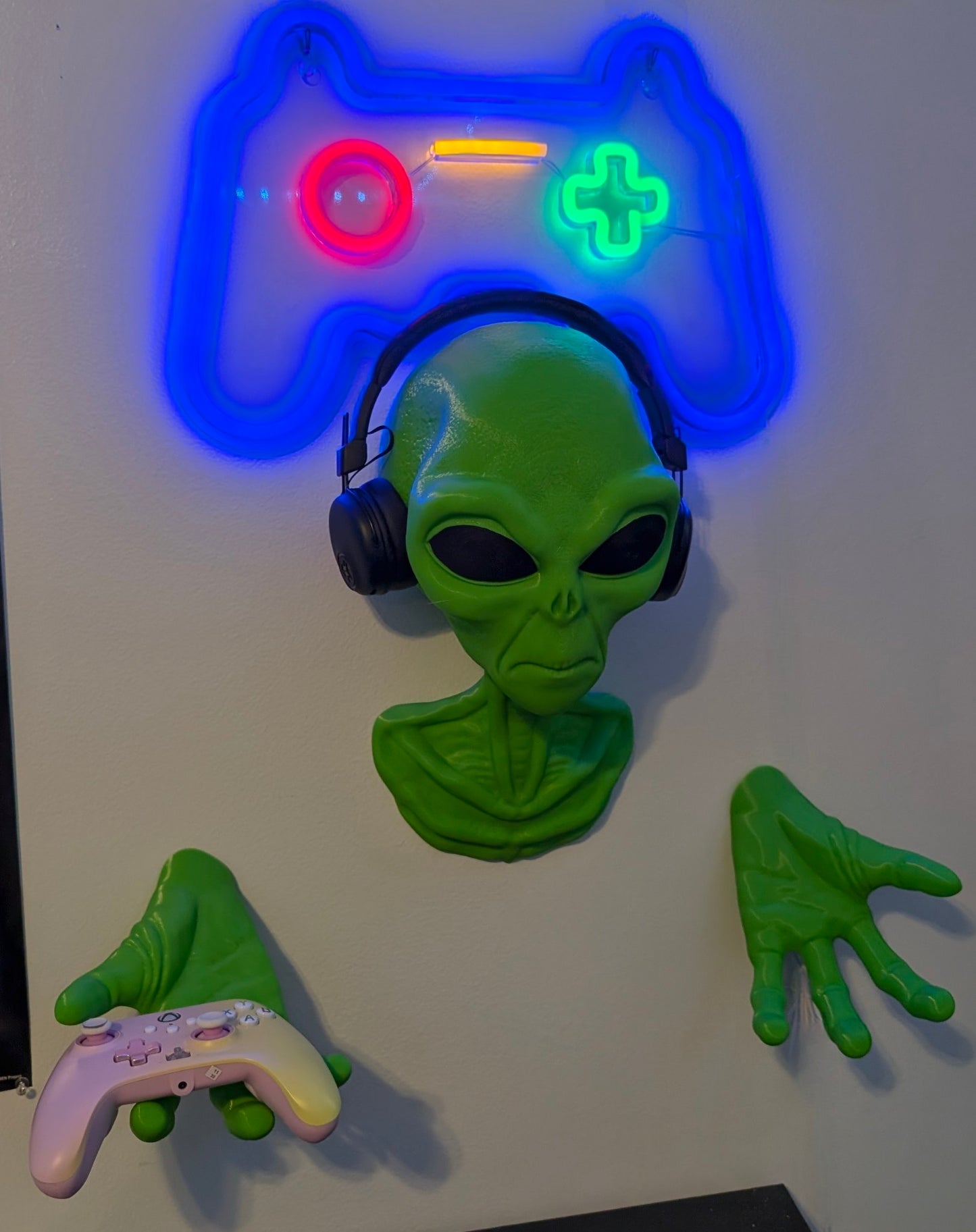 Alien Wall Mounted Headset and Controller Holder