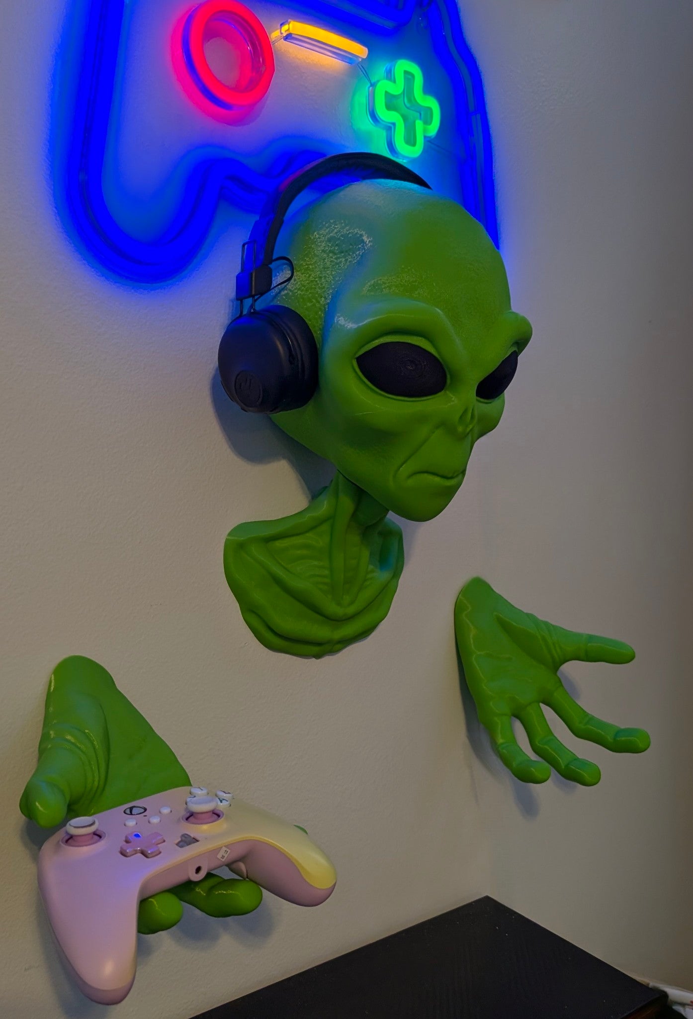 Alien Wall Mounted Headset and Controller Holder